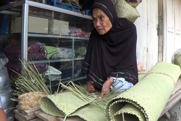 45 Tahun Menabung, Nenek...