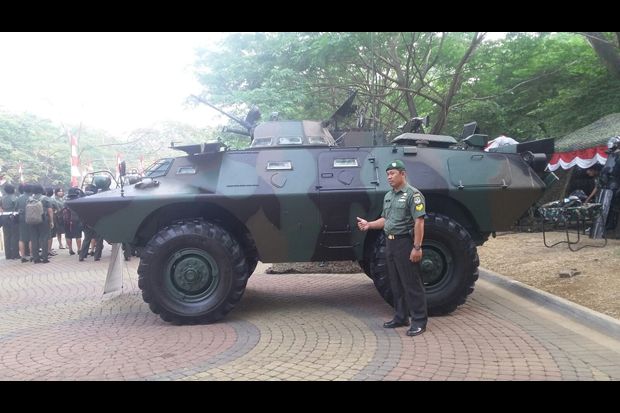 Panser TNI Masuk Kampus,...