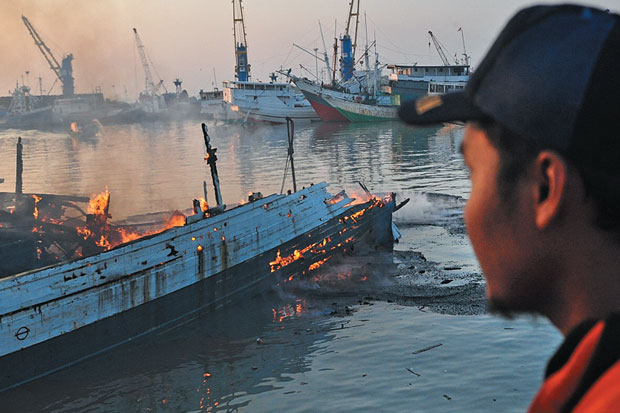 Kapal Pupuk Terbakar,...
