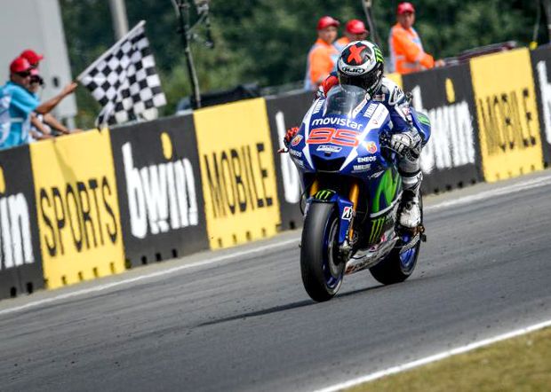 Lorenzo Pegang Kendali...