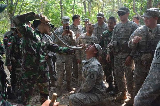 Prajurit TNI Beri Minum...