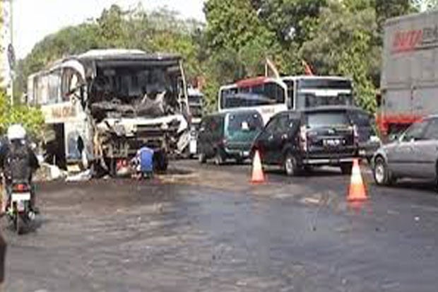 Bus Pahala Kencana Tabrak...