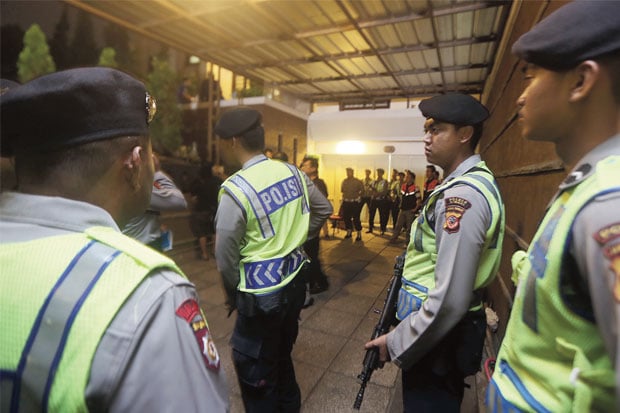 Polisi Gerebek Rumah...