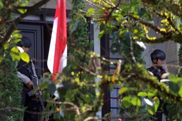 Gerebek Rumah Mewah,...