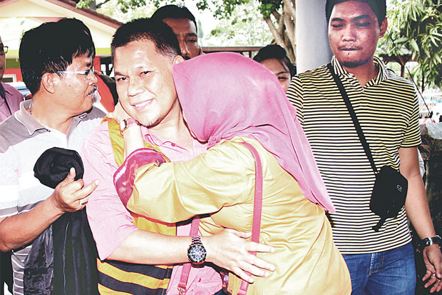 Keluarga Tersangka Suap...