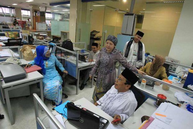 Ahok Revisi Pergub Zaman...