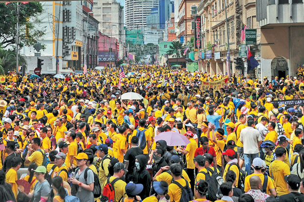 Puluhan Ribu Demonstran...