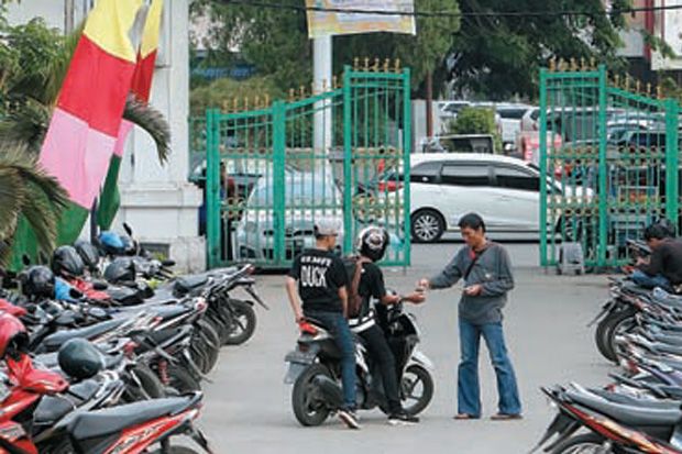 Juru Parkir Tak Pernah...