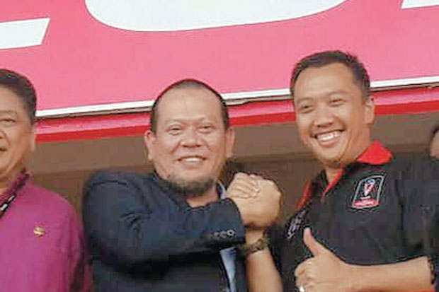 Makna Jabat Tangan ala...