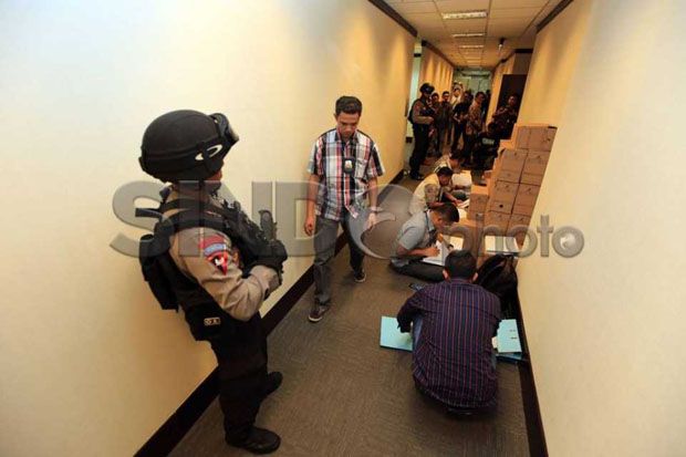 Bareskrim Geledah Kantor...