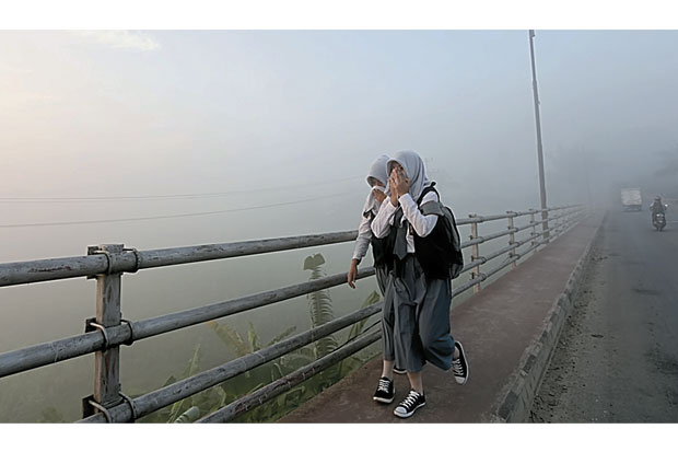 1.438 Titik Api Kepung...