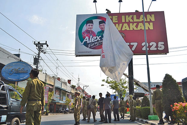 Puluhan Atribut Kampanye...