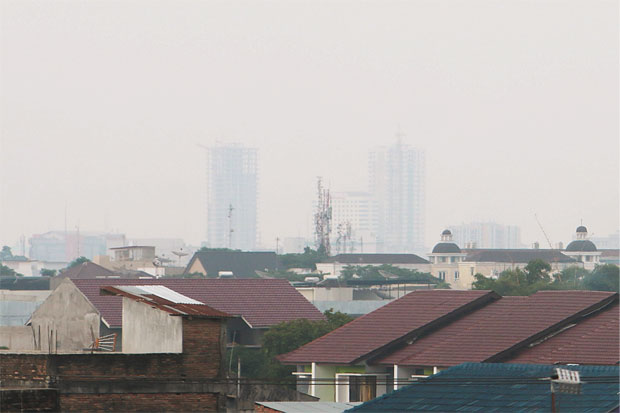 Medan Berkabut, Warga...
