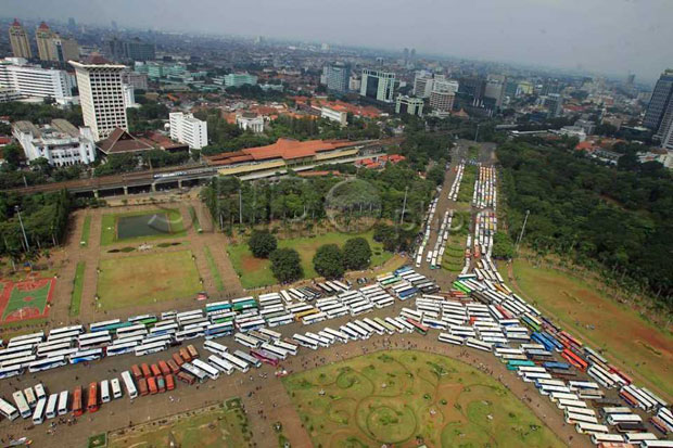 Bawa Buruh, Puluhan...