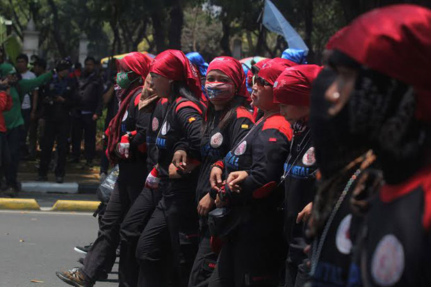 Panas Menyengat, Ratusan...