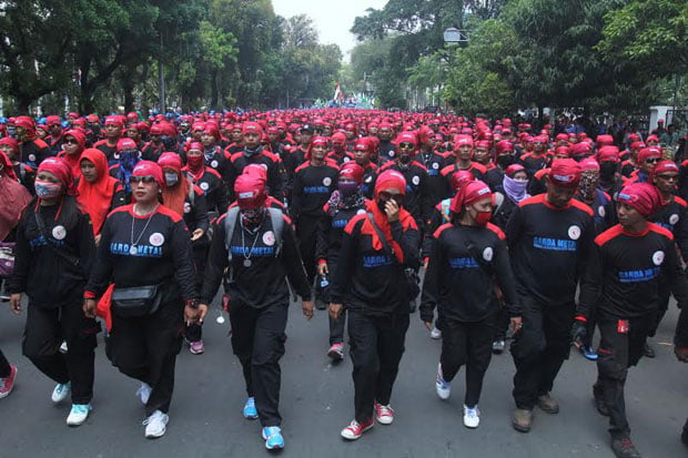 Dipenuhi Buruh, Jalan...