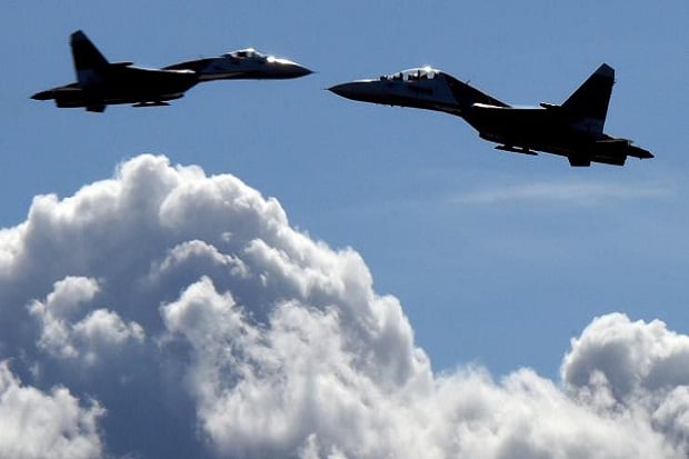 Dua Jet Tempur Su-27...