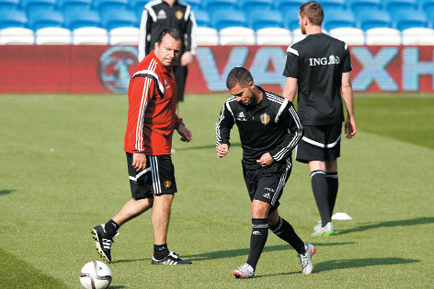 Wilmots Menanti Kabar...