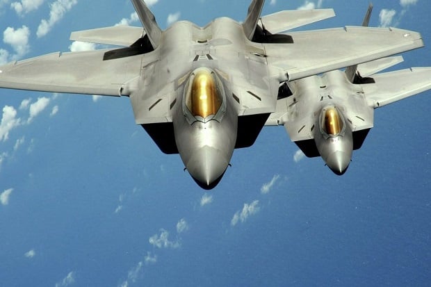 Empat Jet Siluman F-22...