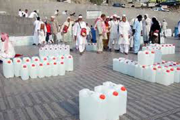 Menyetok Air Zamzam