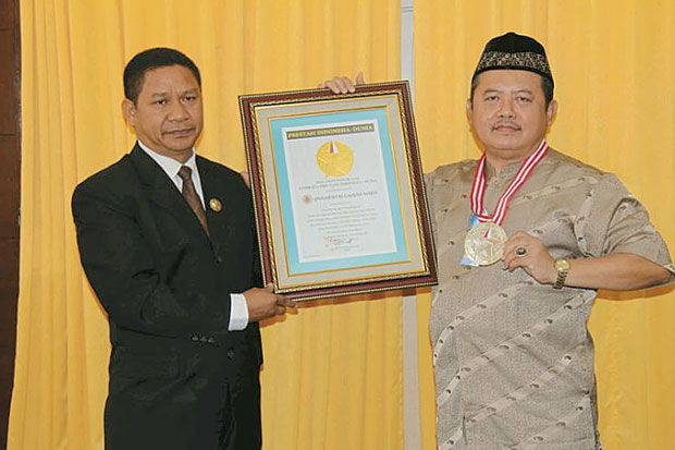 Leprid Beri UGM Penghargaan...