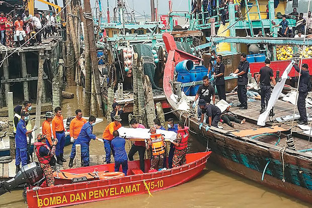 Kapal Karam, 14 WNI...