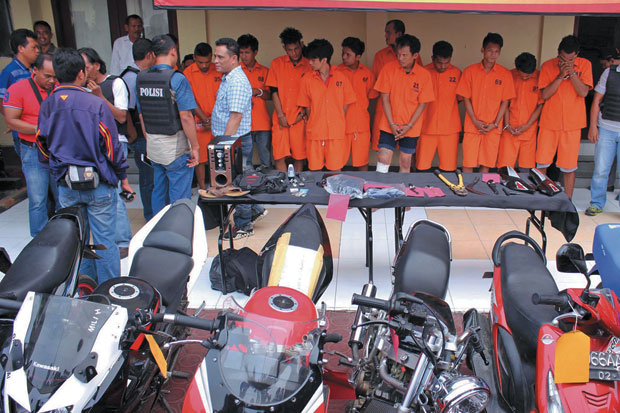 Belasan Bandit Jalanan...