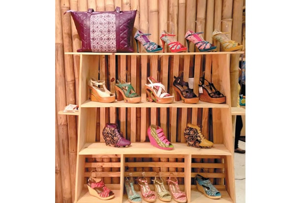 Ragam Sepatu Unik Rancangan...
