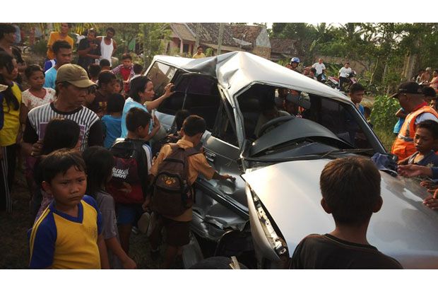 Mobil Mahasiswi Hancur...