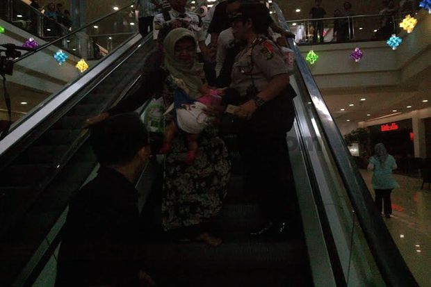 Heboh, 1 Keluarga Terjatuh...