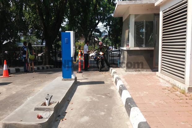 Parkir di Gedung DPRD...