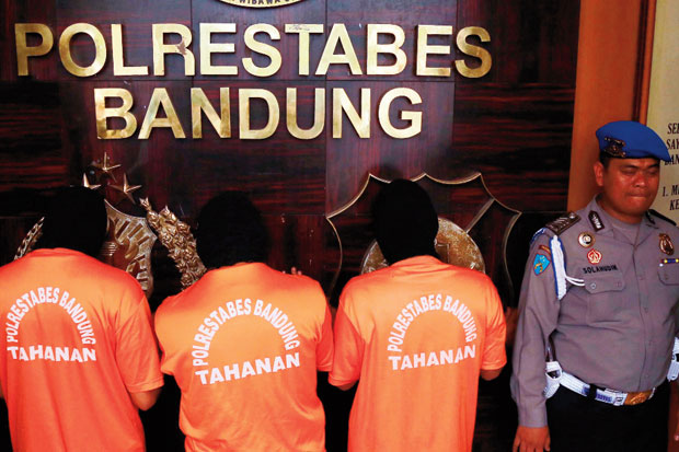 Pengeroyok Pria Berbaju...