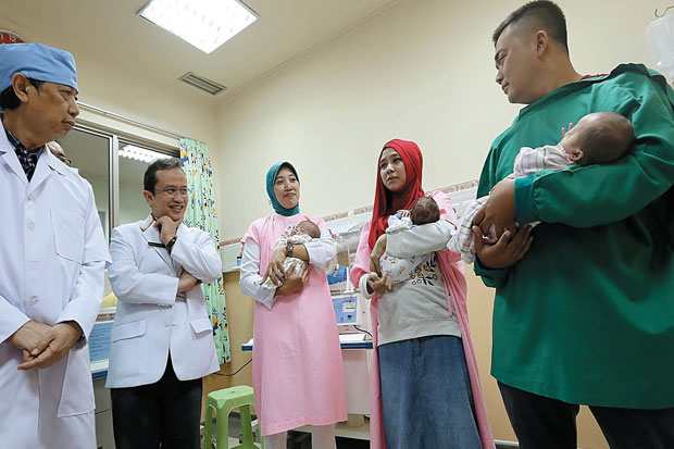 3 Bayi Kembar Pulang...