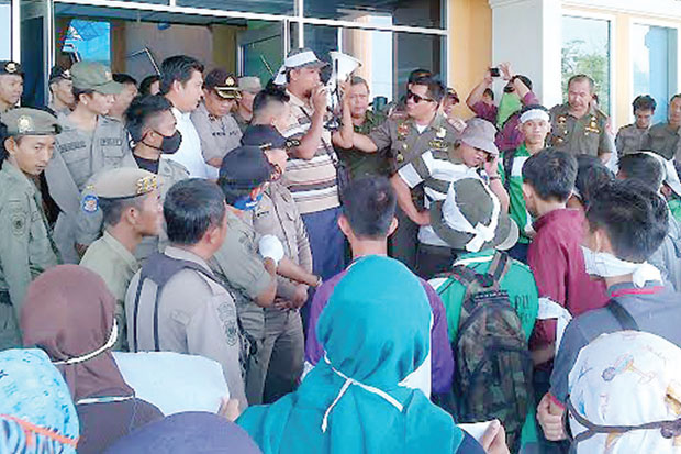 Massa Ampuh Tuntut Ketegasan...
