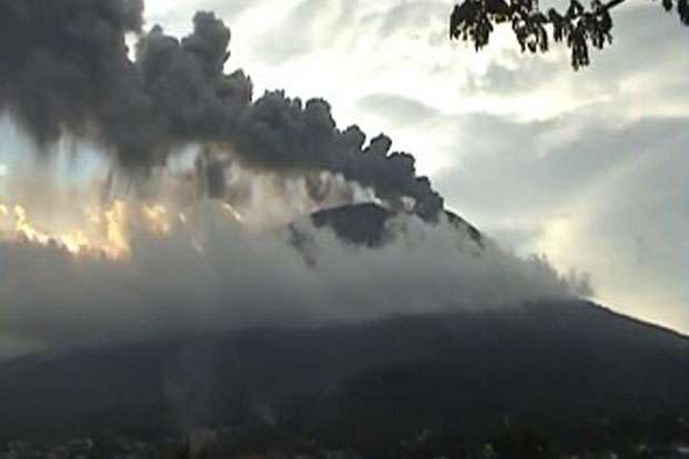 Gunung Gamalama Meletus,...