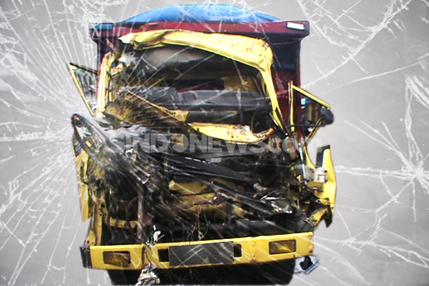 Pikap Tabrak Truk di...