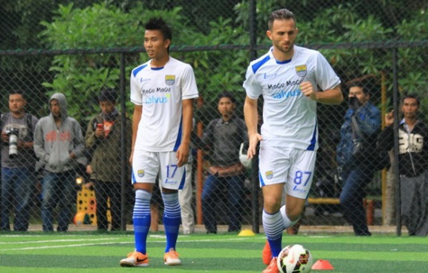 Satu Per Satu Pemain...