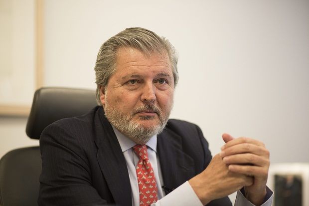 Pique Dihina, Menteri...