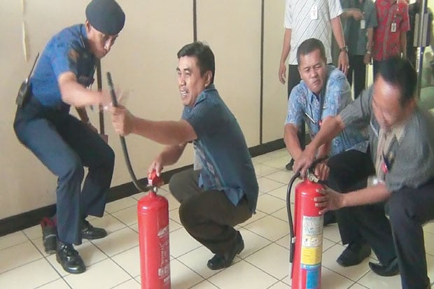 Peralatan Kurang, Respons...
