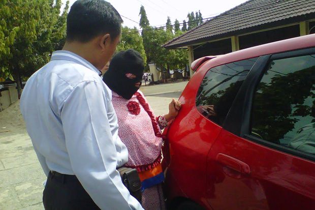 Dililit Utang, Guru...