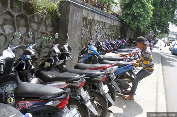 Parkir Liar Penuhi Kawasan...