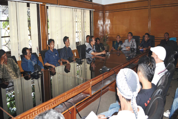 Warga Protes Gardu Induk...