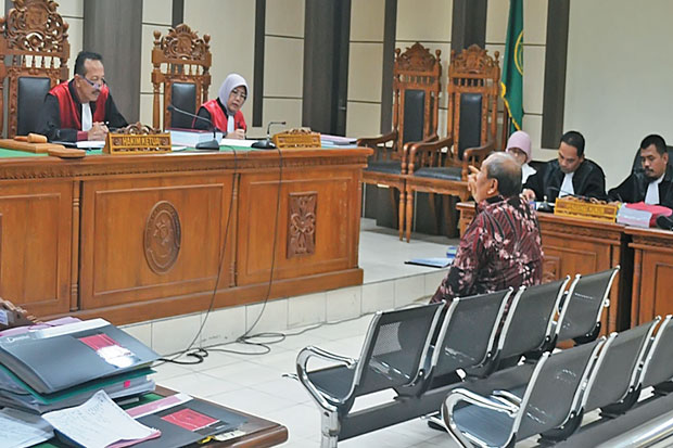 Jaksa dan Terdakwa Adu...