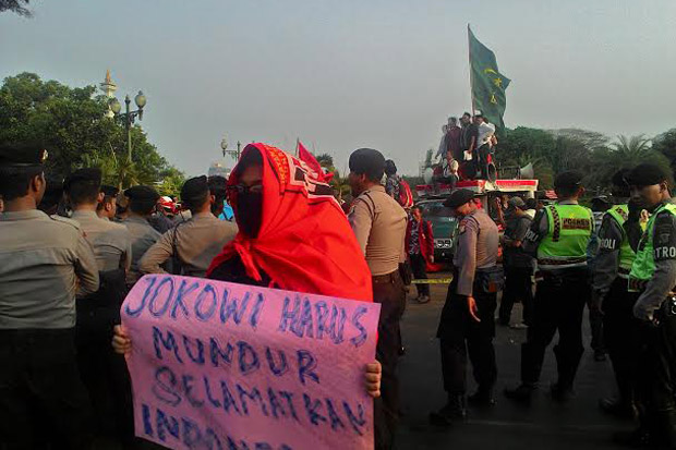 Ratusan Mahasiswa Geruduk...