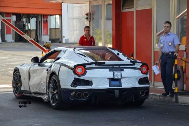 Penampakan Ferrari F12...