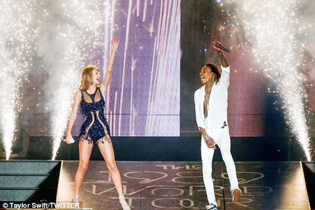 Taylor Swift Puji Suara...