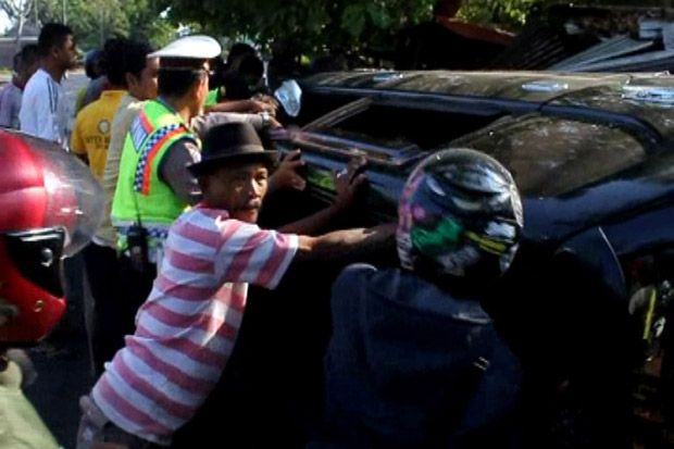 Mobil Pengantar Calon...