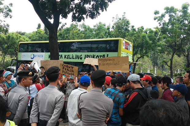 Datangi Kantor Ahok,...