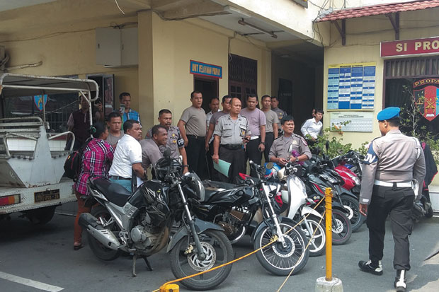 Penyidikan Lamban, Polisi...