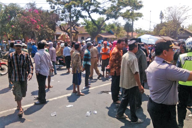 Warga Blokade Jalur...